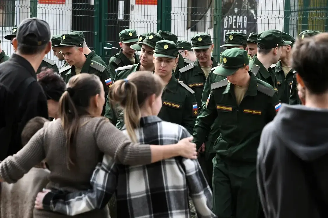 Группа из более чем 450 женщин оспаривает положение закона, которое лишает права на выплаты тех, кто не имел общего несовершеннолетнего ребёнка с погибшим партнёром; первый иск уже направлен в Верховный суд.