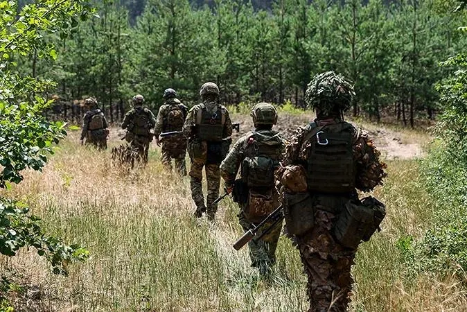 В письме Минфина предупреждается о риске перерасхода на военные нужды в 2026 году не менее чем на 2 трлн руб. Для покрытия затрат предлагается заморозить часть других расходов; дефицит бюджета уже превысил первоначальные планы.