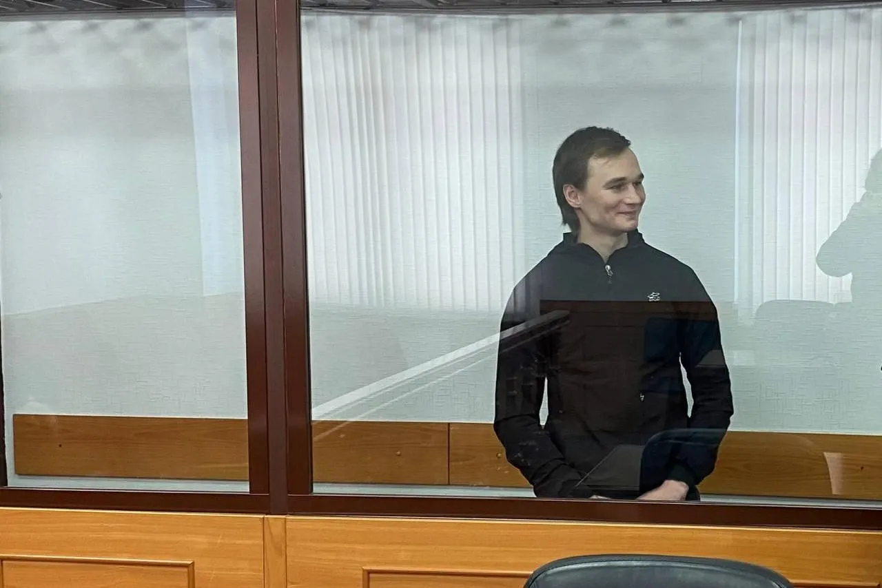 По словам Мифтахова, после отказа чистить унитаз его отвели в кабинет, где двое осуждённых при содействии сотрудника колонии избивали и связывали его скотчем, били деревянным молотком по пяткам; он терял сознание от боли и удушья.