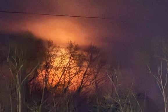 В Чебоксарах временно ограничили приём и выпуск воздушных судов. Министерство обороны заявляет о масштабных перехватах украинских беспилотников по территории России; в ряде регионов зафиксированы пожары и повреждения.