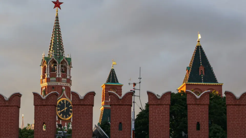 Помощник президента РФ Юрий Ушаков заявил, что продолжение переговоров в формате США—Украина—Россия нецелесообразно, пока Киев не выведет войска из контролируемой части Донбасса; женевские контакты приостановлены, Москва ставила территориальные условия.