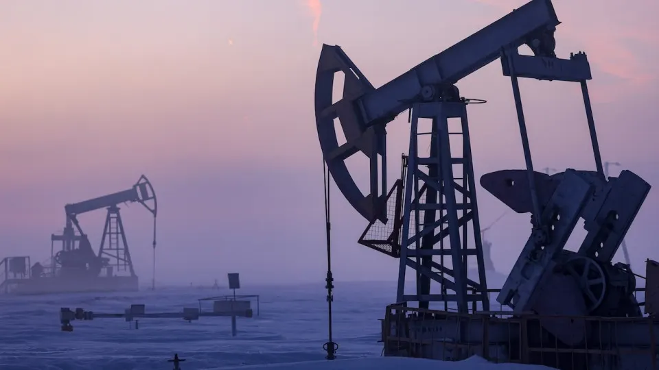 Минэкономразвития ожидает, что в 2026 году добыча нефти в России продолжит сокращаться и составит около 511 млн тонн — самый низкий показатель с 2009 года; причины — ухудшение финансовых показателей компаний, сокращение бурения и ограничения, связанные с текущей ситуацией.