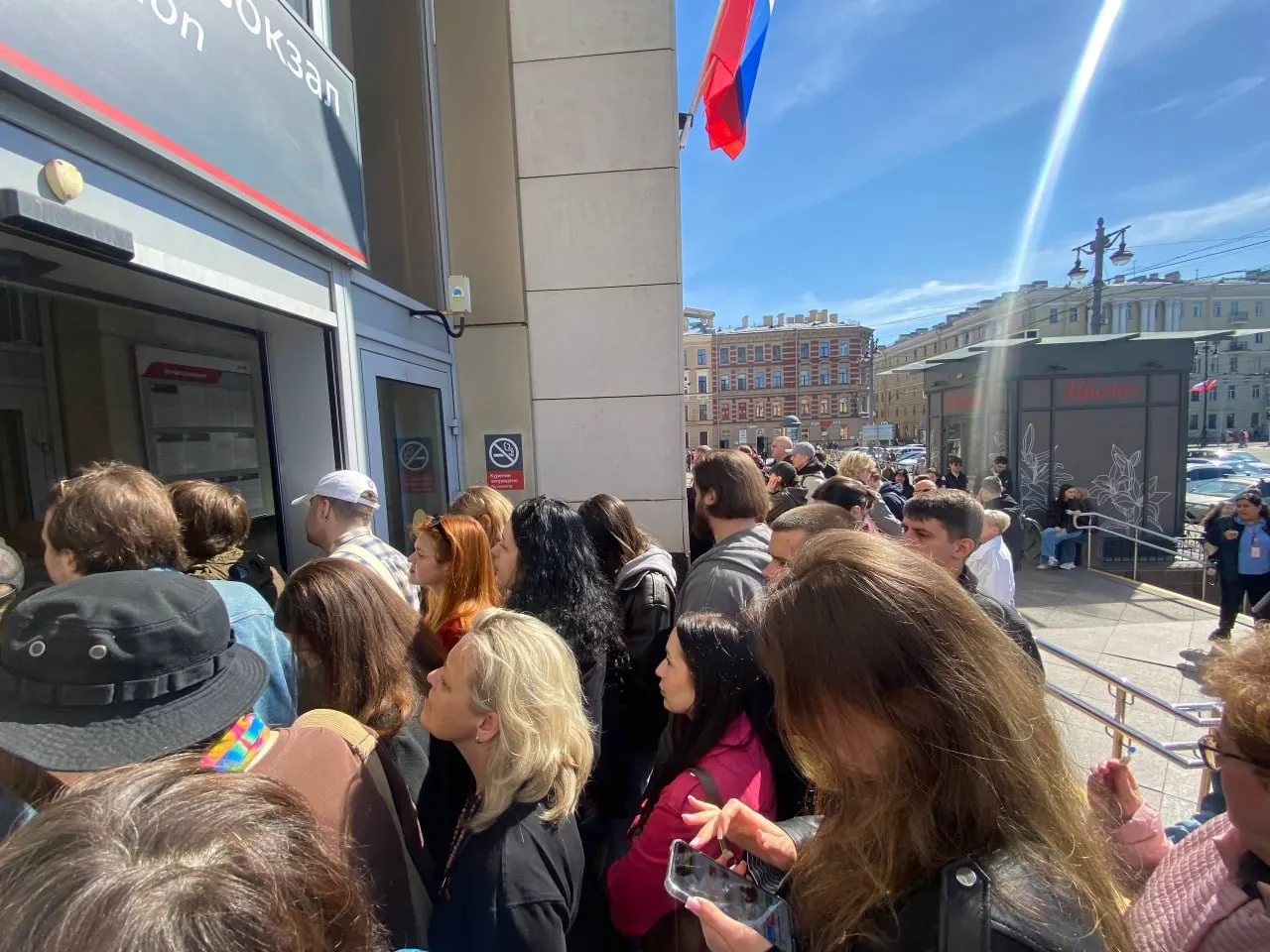 На входе в Финляндский вокзал в Петербурге образовались очереди: пассажирам приходилось ждать около 10 минут. Это совпало с запуском новых поездов «Ласточка» до Выборга, которые курсируют дважды в день.