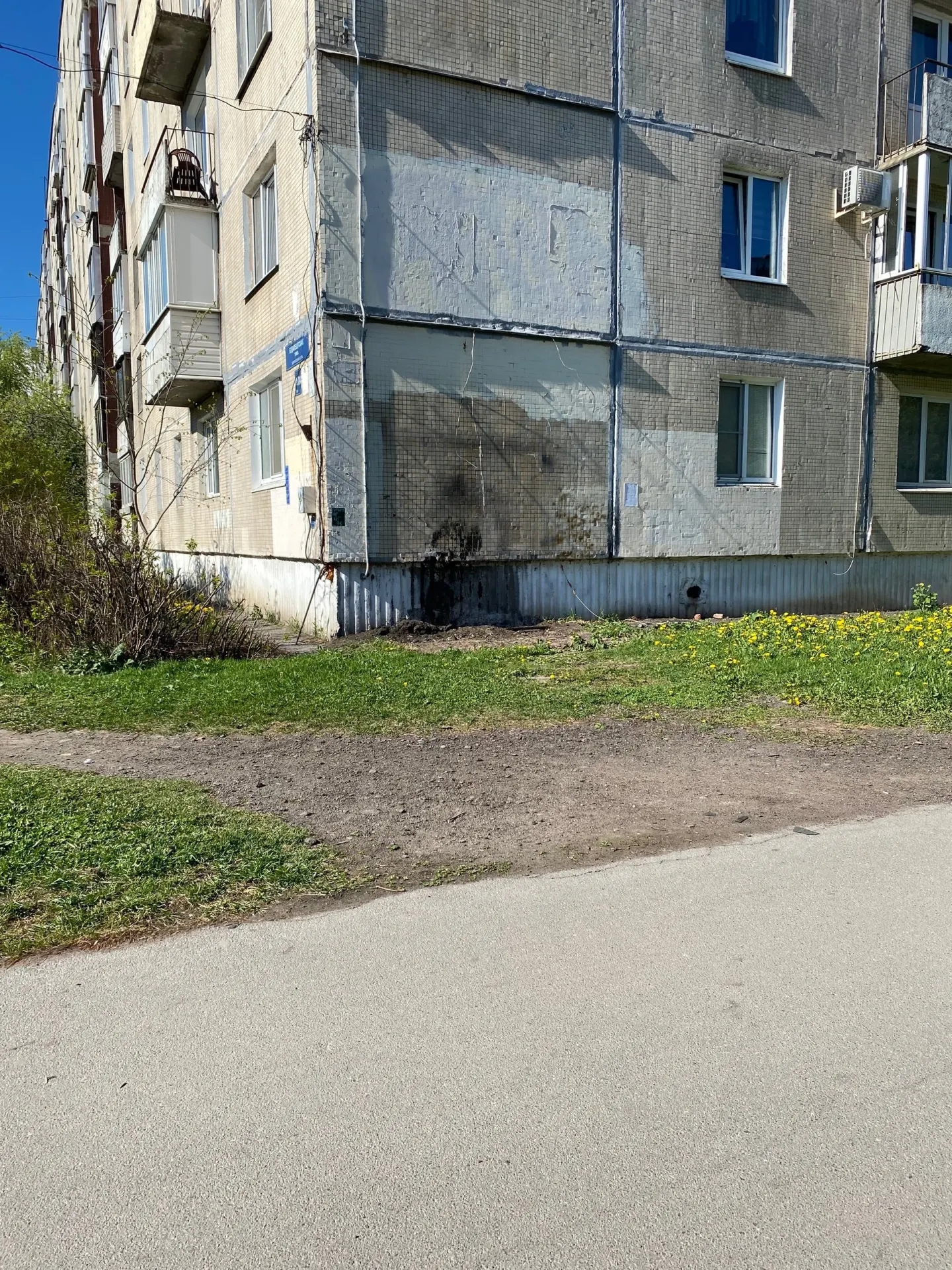 На углу Будапештской и Олеко Дундича на месте мастерской обнаружили записку с рисунком и тёплыми словами в память о мастере — соседи говорят, что он умер около года назад.
