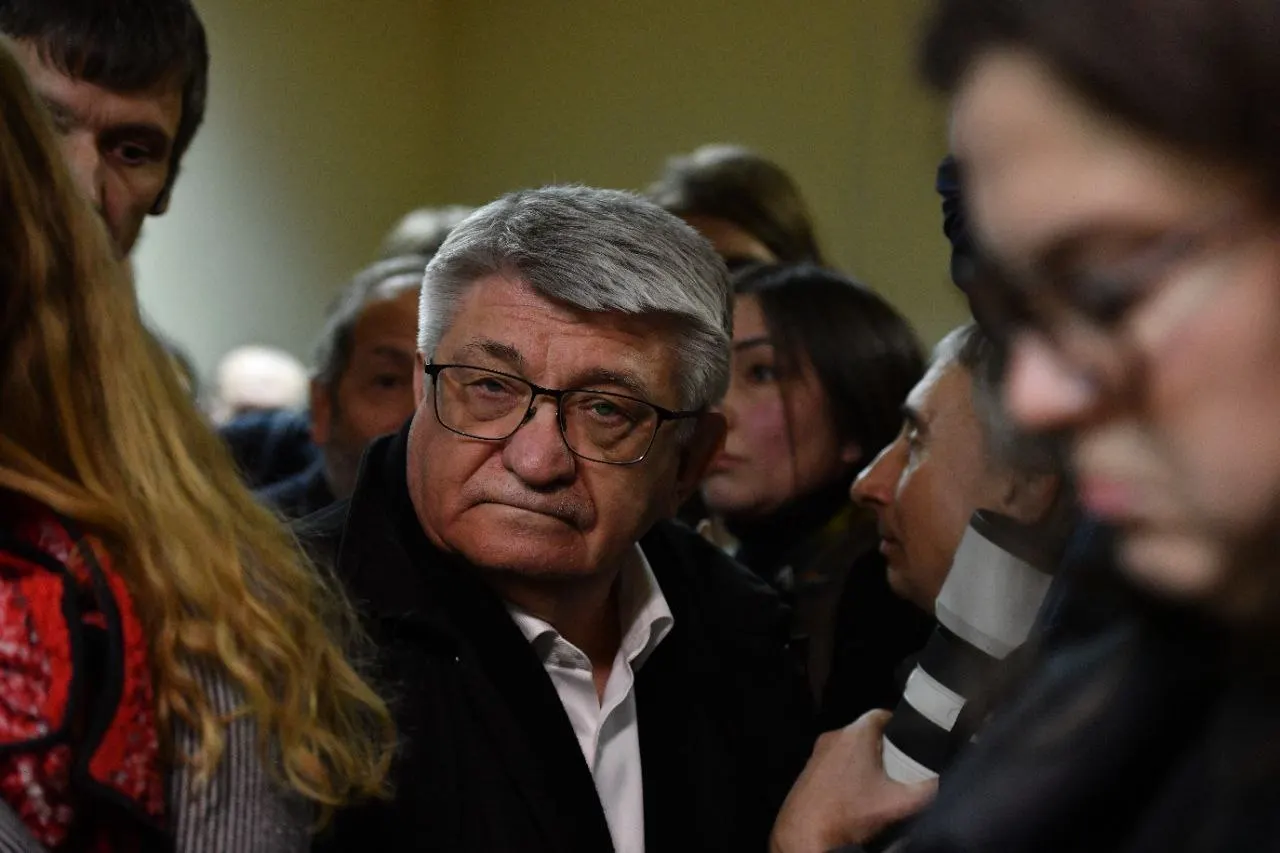 Режиссер заявил, что не примет участие в закрытой конференции «Инакомыслие и мир» из‑за организационных трудностей и состояния здоровья. Организаторы также отметили недоступность, а вокруг участия разгорелись протесты и критика со стороны деятелей культуры.
