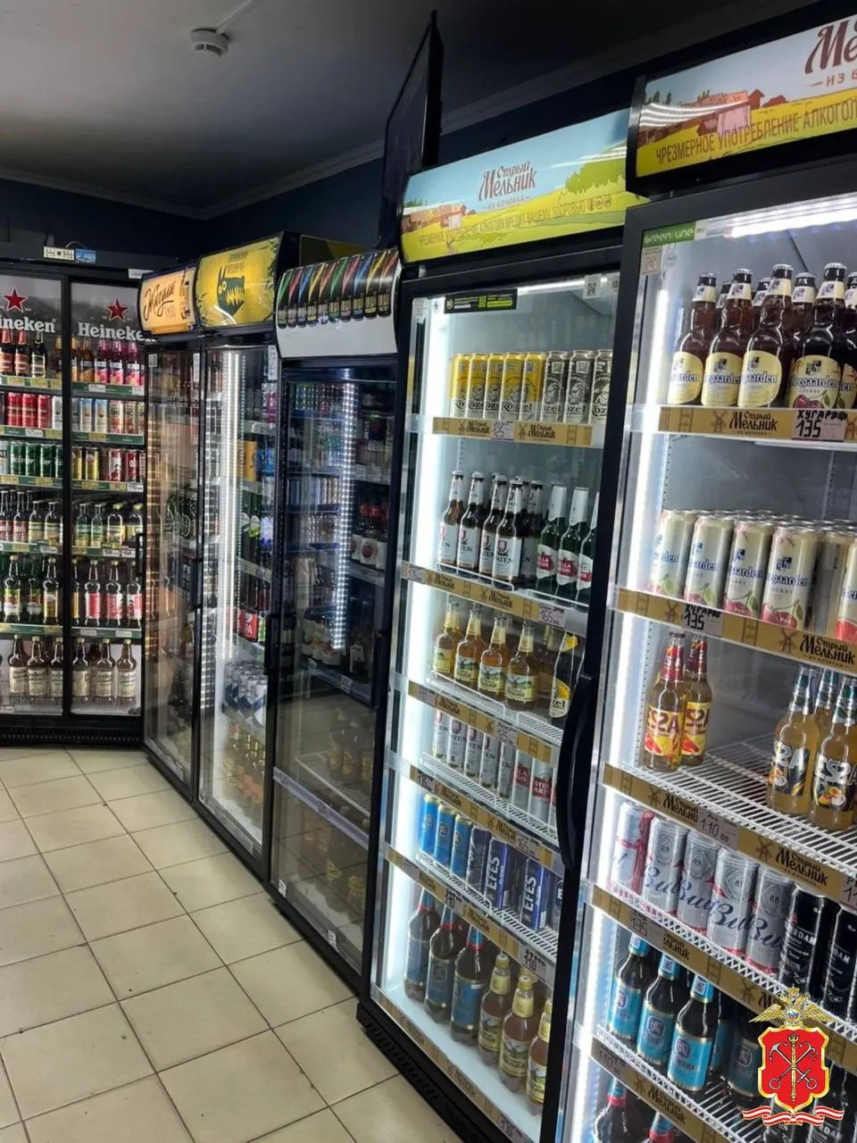 Полицейские провели проверки в 12 магазинах и нескольких барах в Центральном, Невском, Калининском и Московском районах Петербурга. В баре на Жуковского изъяли 20 бутылок, на проспекте Большевиков — более 450 бутылок и банок; одного продавца задержали за нарушение миграционного законодательства.