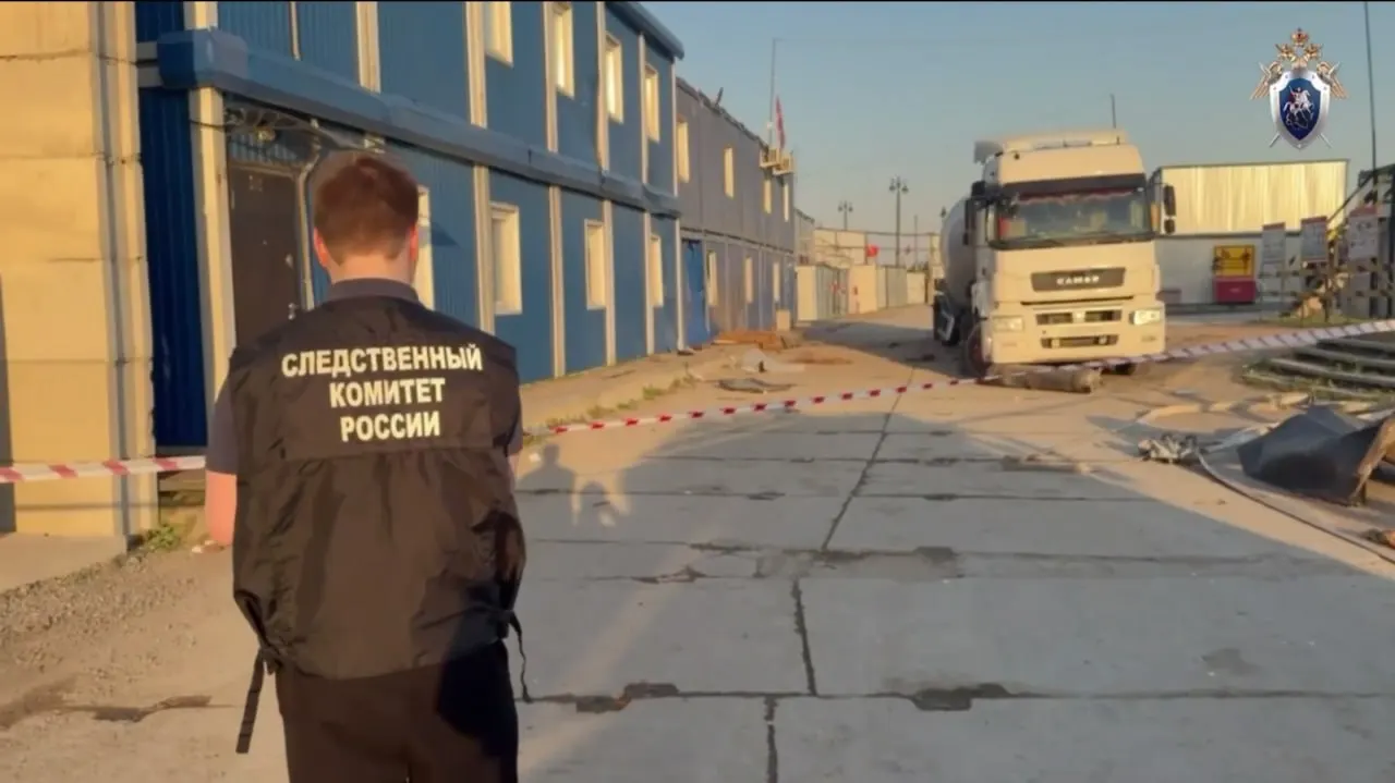 На строительной площадке на проспекте Добролюбова в Санкт-Петербурге взорвался газовый баллон в грузовом автомобиле. Двое рабочих погибли, ещё один пострадал; по факту возбуждено уголовное дело.