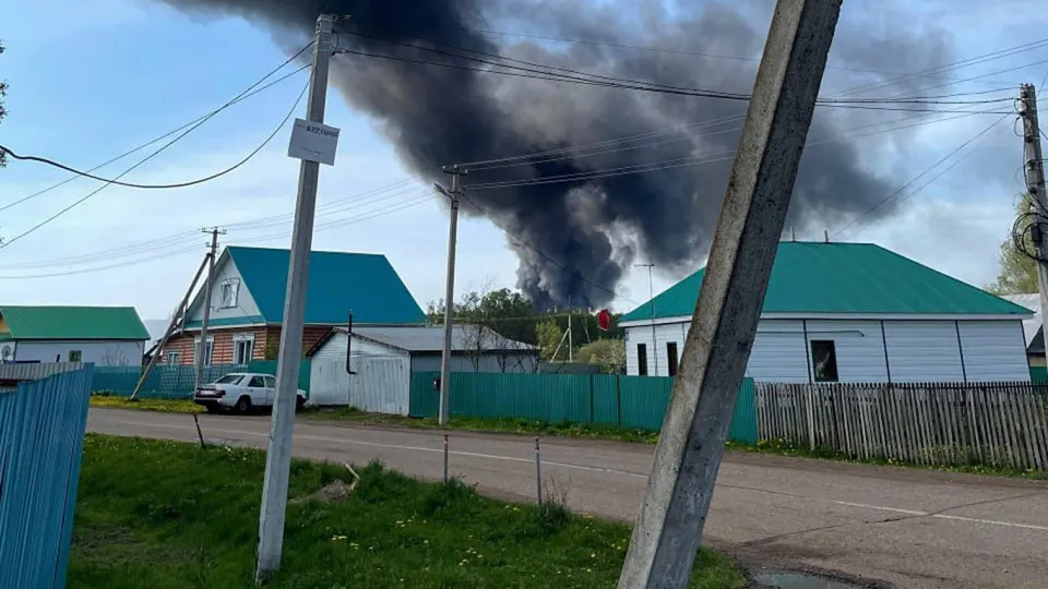 Утром 13 мая в ряде регионов произошли пожары на объектах топливно‑энергетического комплекса после налётов беспилотников и падения обломков. Есть пострадавшие, на месте работают экстренные службы, по всей стране велись перехваты БПЛА.