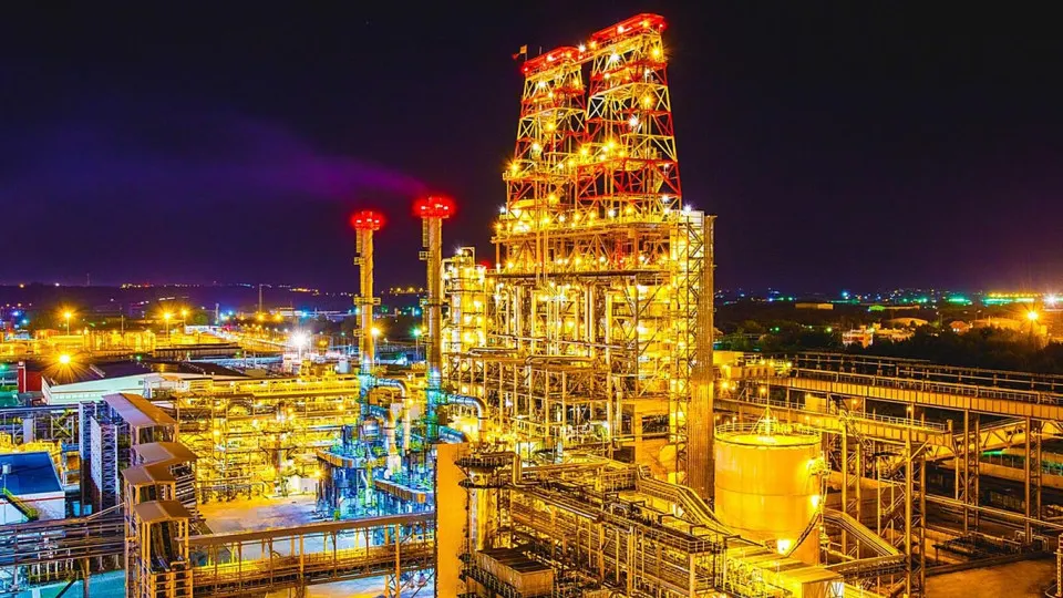 После удара беспилотников на заводе «Пермнефтеоргсинтез» произошёл пожар и повреждение технологических установок, что привело к полной приостановке переработки и выпуску топлива. Остановки затронули ряд крупных НПЗ по всей стране, что вынудило власти ужесточить контроль за рынком бензина и дизеля.