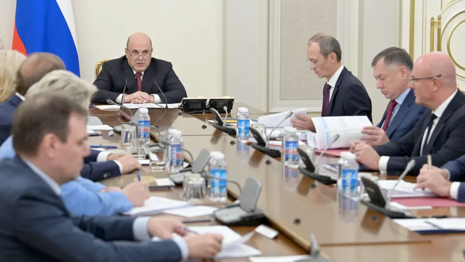 Кабмин обязал крупнейшие нефтяные компании подписать соглашения о стабилизации рынка топлива: планы выпуска, отгрузок, экспорт и цены попадут под обязательные рекомендации на фоне падения переработки до 17‑летнего минимума.