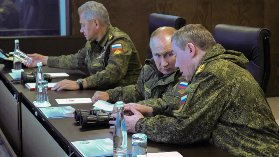 Европейская разведка сообщает о нарастании опасений в российской элите: возможный заговор с участием бывшего министра обороны. После чисток в Минобороны и серии арестов вокруг его окружения в Кремле усилили охрану президента и близкого персонала.