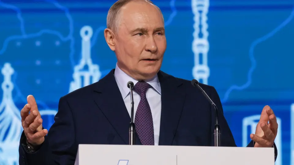 На съезде Союза машиностроителей президент предложил активнее трудоустраивать участников СВО в оборонной и гражданской промышленности для укрепления технологического суверенитета. Эксперты отмечают резкий рост числа инвалидов и спроса на протезы после ранений на фронте.