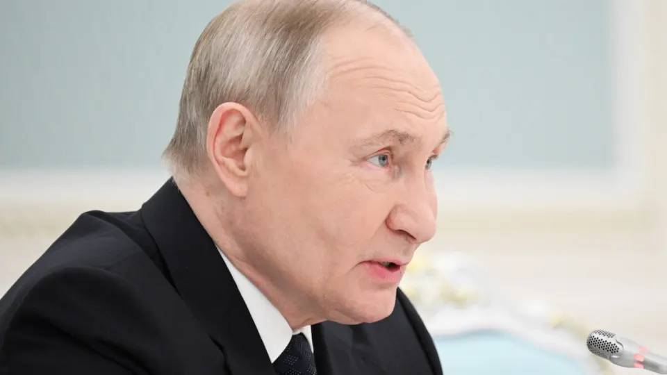Власти объявили цель увеличить поток иностранных обучающихся до полумиллиона к 2030 году; одновременно фиксируется рост кампаний по привлечению иностранцев на военную службу и случаи давления на студентов в российских вузах.