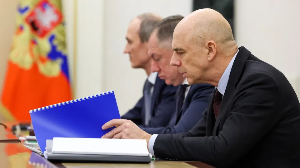 Вице‑премьер заявил о необходимости сбалансировать бюджет на фоне снижения доходов: власти планируют сокращать непременные траты и акцентировать средства на приоритетных направлениях, включая оборону и безопасность.