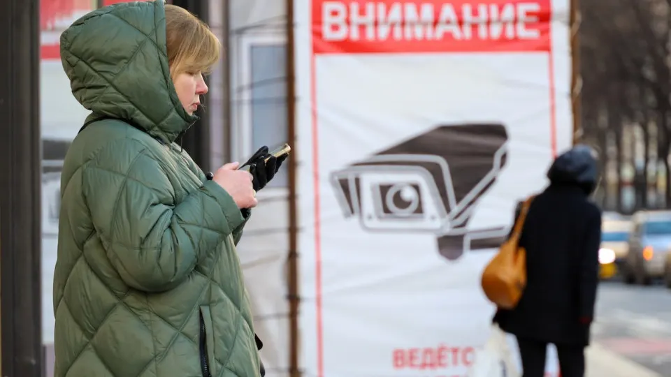 Пользователи заметили, что в государственном мессенджере без их согласия удаляются сообщения со ссылками на ключи для VPN. При повторной отправке человека выкидывает из аккаунта. Параллельно ряд госсервисов начал ограничивать доступ при включённом VPN.