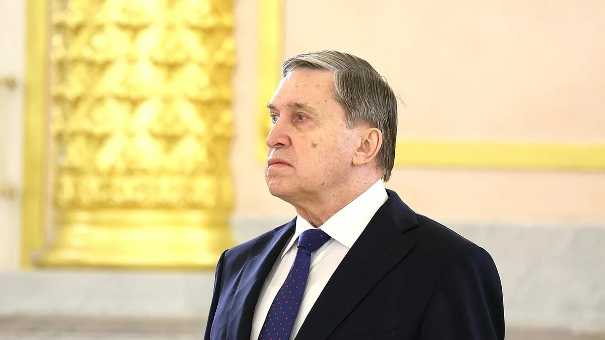 Помощник руководителя России заявил, что прекращение конфликта возможно лишь после вывода украинских войск из Донбасса. По его словам, США продолжают дипломатические попытки, а Путин готов встретиться с Зеленским при условии предварительных договорённостей о мирном соглашении.