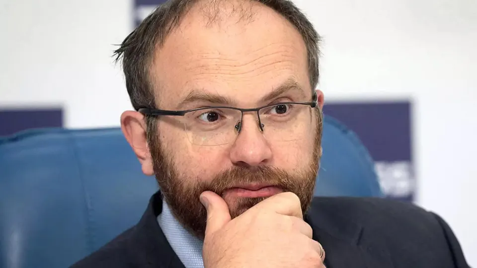 Заместитель председателя синодального отдела РПЦ заявил, что массовые перебои с мобильным интернетом — напоминание о хрупкости технологической цивилизации и повод сосредоточиться на духовных вопросах; за последние годы в России вводились масштабные ограничения связи, а в 2026 году принят закон, дающий спецслужбам право приостанавливать услуги операторов.