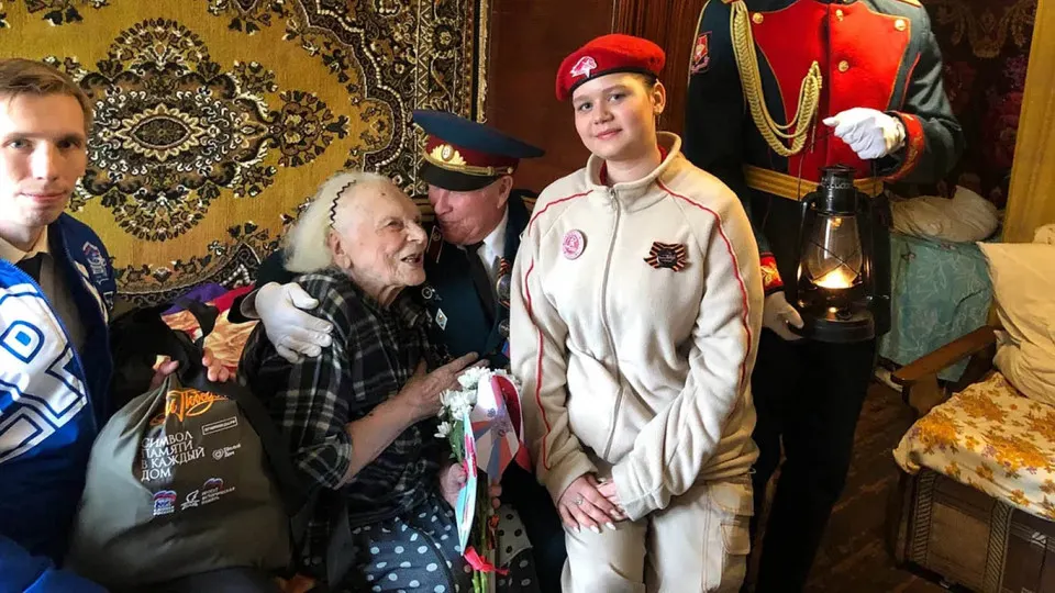 В ряде регионов ветеранам предлагают подарки стоимостью менее 2 тыс. рублей — наборы с недорогой колбасой, чаем и сладостями, а также махровые полотенца и комплекты постельного белья. Вручение проходит при участии партии на фоне существенного роста военных расходов бюджета.