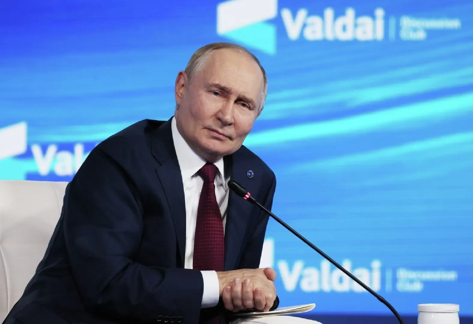 Международный уголовный суд разъяснил, что приглашение на переговоры само по себе не освобождает от выполнения ордера на арест — исключения возможны лишь при участии ООН и соответствующих процедур.