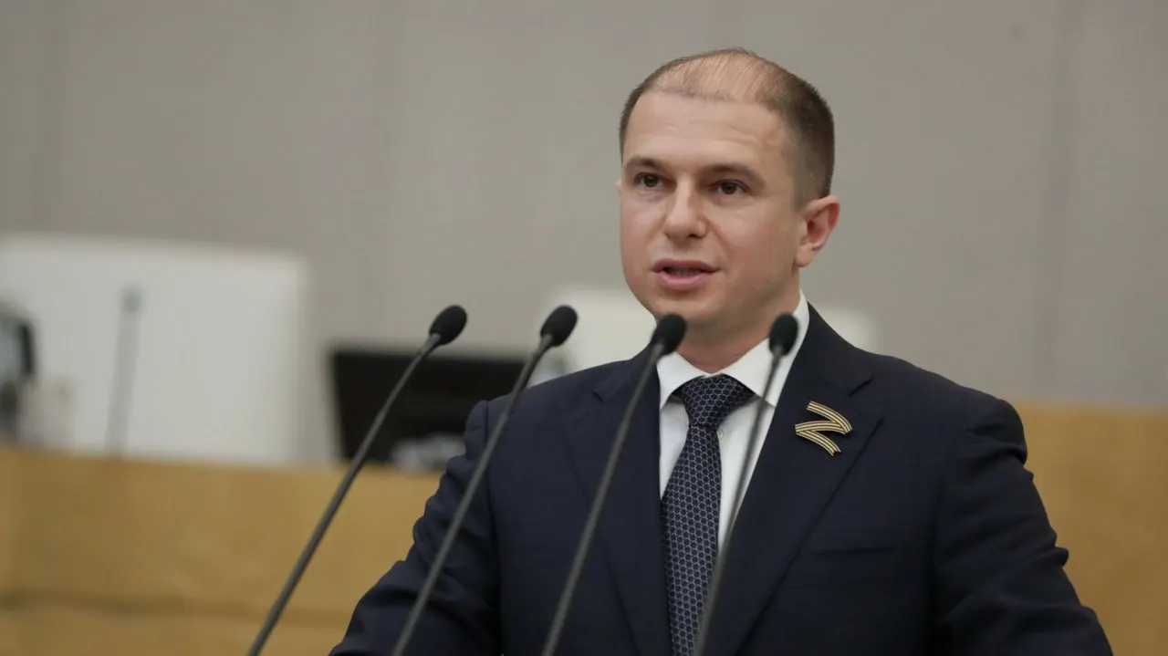 На съезде партии огласили кандидатов: по округу Романова выдвинут Михаил Рахлин, а общий список Петербурга возглавили Сергей Боярский и Юрий Петров.