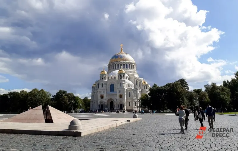 Посещаемость Кронштадта выросла с примерно 1 млн в 2020 году до 4,1 млн в 2025 году. Власти отмечают модернизацию дорожной сети и развитие социальной инфраструктуры: построены новые участки шоссе, открыт корпус школы и ведётся реконструкция Дворца культуры.