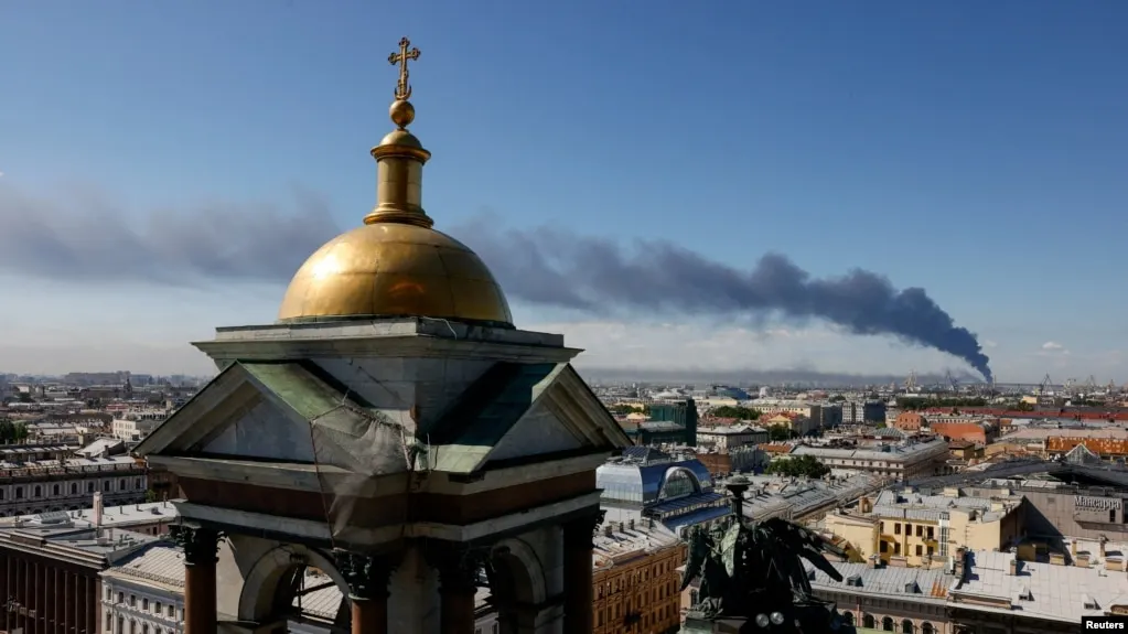 Ночью 6 июня ряд регионов России и контролируемых Россией территорий Украины подверглись массированной атаке БПЛА. Зафиксированы пожары на военных объектах, нефтебазах и НПЗ; о погибших и пострадавших официально не сообщается.