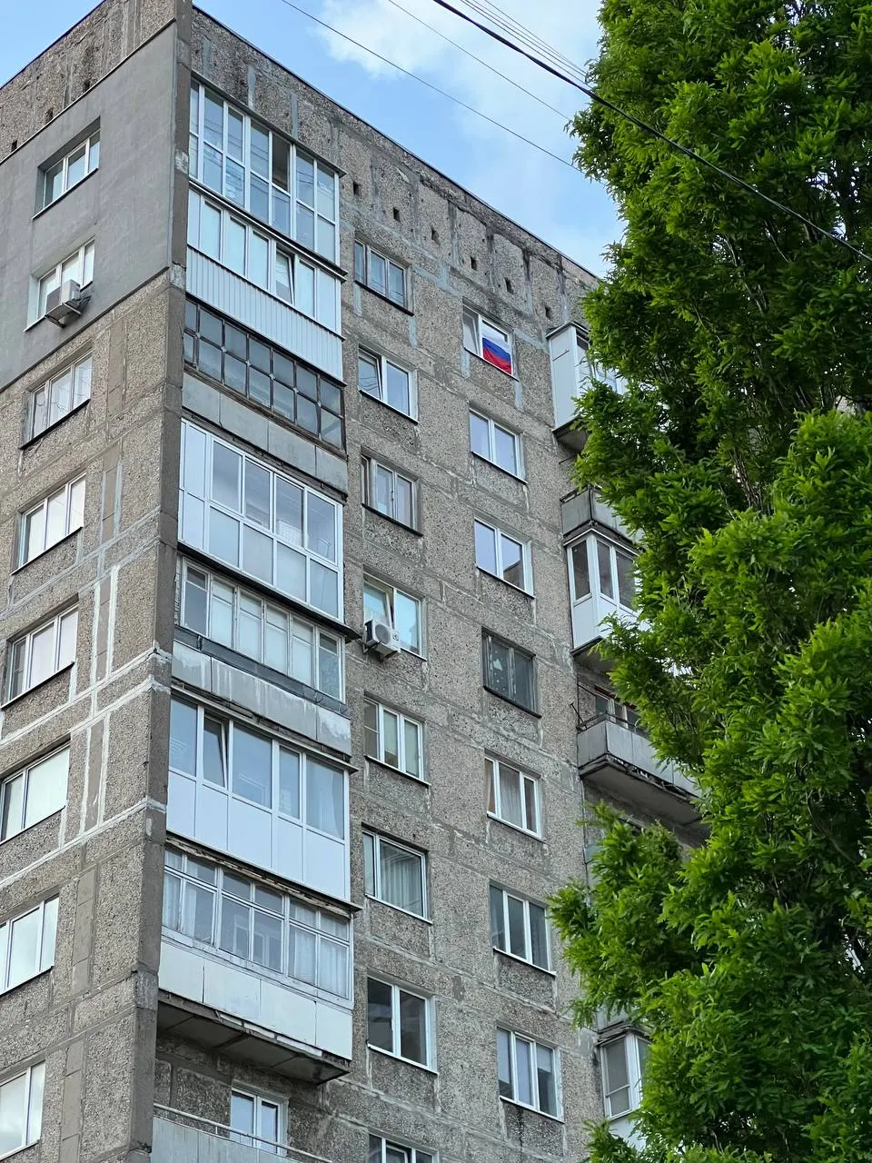 Вчера в здании на Моспроспекте отключили электричество по распоряжению мэрии и городской комиссии по ЧС; часть жильцов отказывается съезжать.