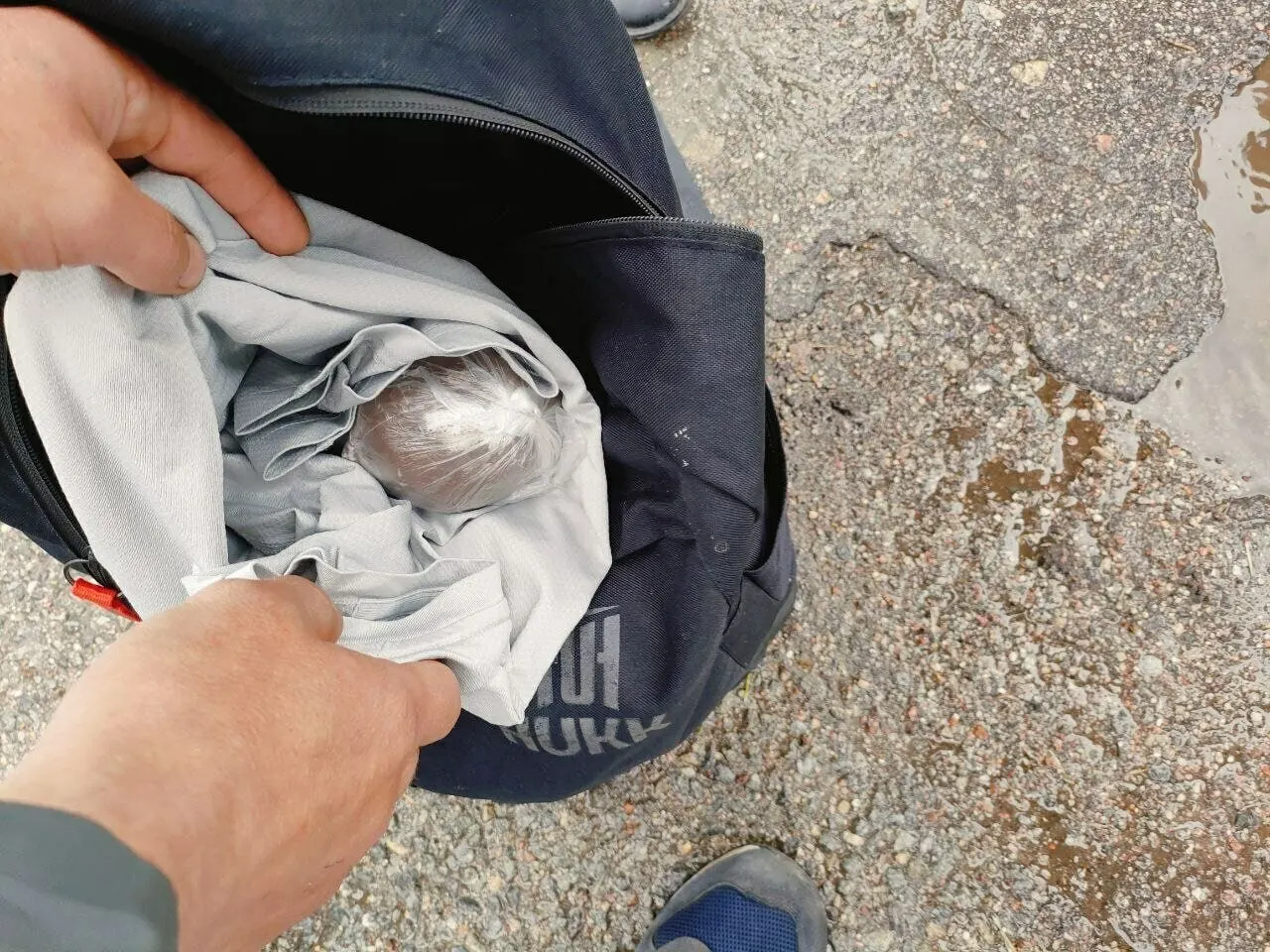 В Калининградском морском рыбном порту задержан 40‑летний боцман: у него изъяли 19,3 г наркотиков, спрятанных в полимерном свёртке среди кофе. По факту возбуждено уголовное дело.