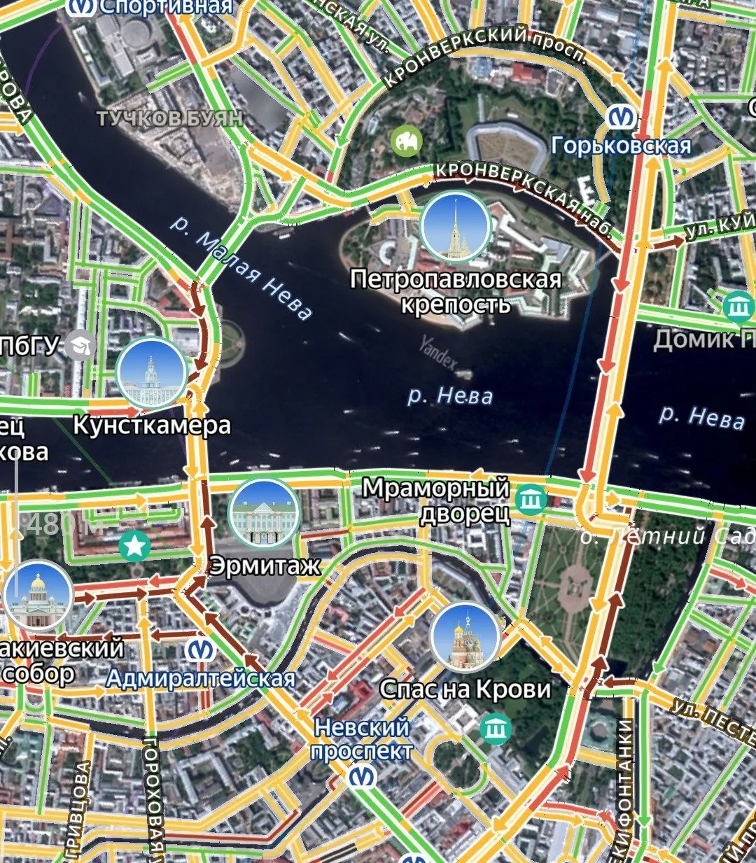 В центре Санкт‑Петербурга закрыты Дворцовый и Литейный мосты. В результате набережные и Троицкий мост оказались перегружены — образовались заторы.