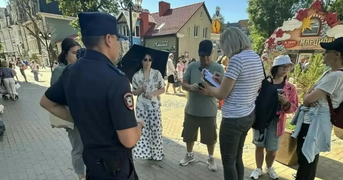 Во время рейда на центральных улицах и на набережной полицейские выявили несколько человек, проводивших экскурсии без документов; на нарушителей составлены административные протоколы.