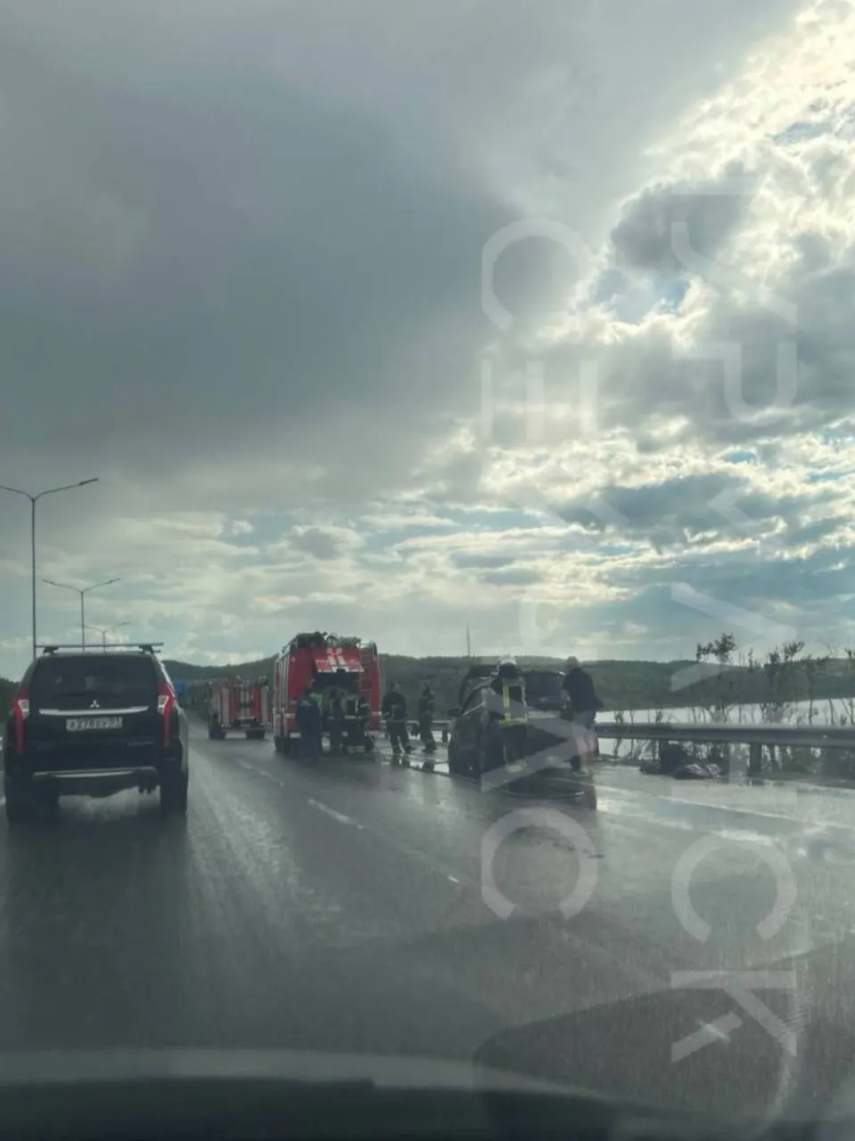На Ленинградке в Мурманске в сторону «Плазмы» загорелся автомобиль. На месте работают пожарные, движение затруднено.