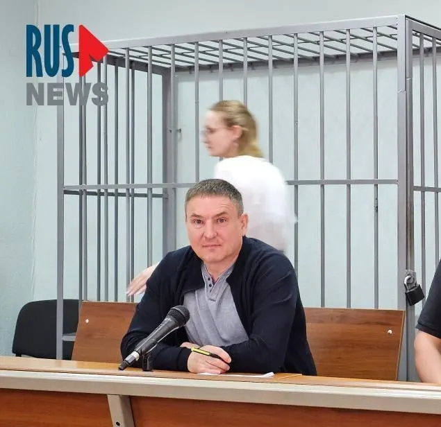 Суд отклонил иск правозащитника Алексея Соколова: в карцере выдача бумаги и ручки ограничена до полутора часов в день, что не позволяет подозреваемым полноценно готовиться к защите.