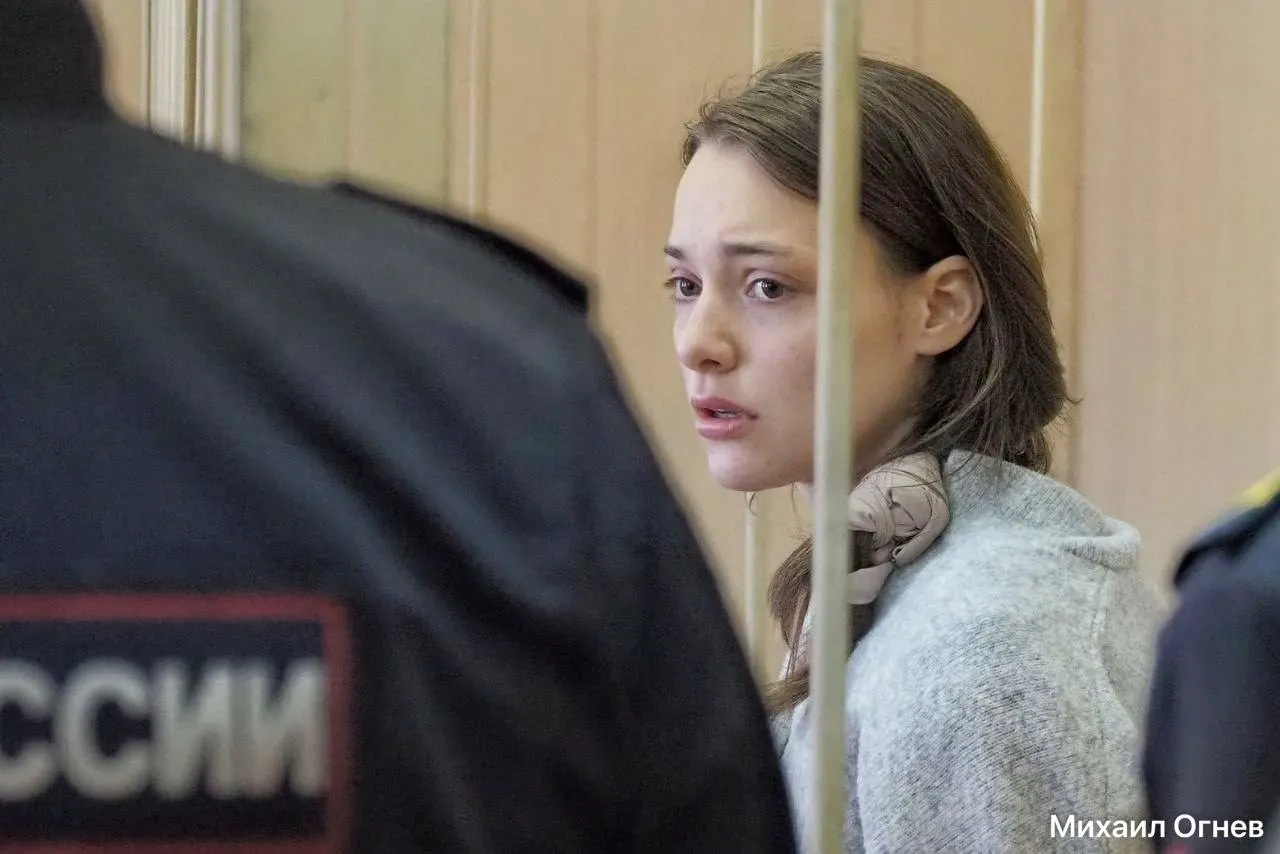 Суд признал актрису виновной: назначено 200 часов обязательных работ и освобождение от наказания в связи с примирением с потерпевшим. Нож, ставший предметом инцидента, подлежит уничтожению.