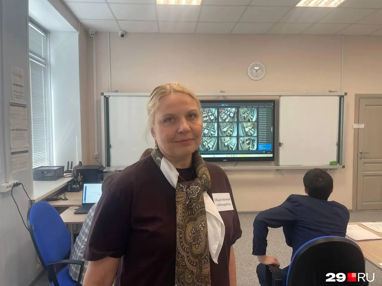 Жительница Архангельска пришла в школу №9, чтобы проконтролировать работу экзаменационной комиссии и поддержать учащихся. Общественным наблюдателям не платят и не компенсируют проезд.