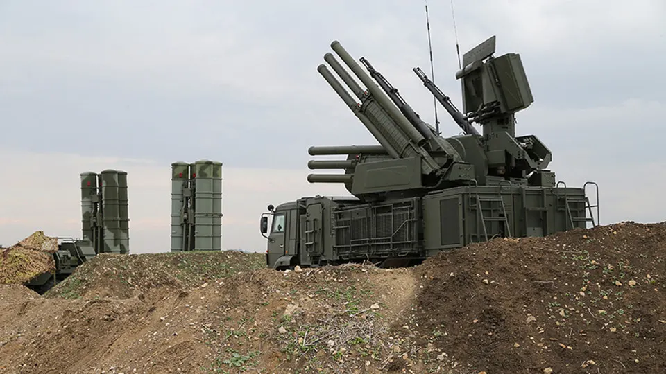 Российские военные применяют комплекс радиоэлектронной борьбы «Волна Купол Гарант», который, по данным украинских специалистов, может заглушать сигнал терминалов Starlink на площади до 20 км². Власти одновременно ужесточили правила ввоза спутникового оборудования и развивают собственные проекты связи.