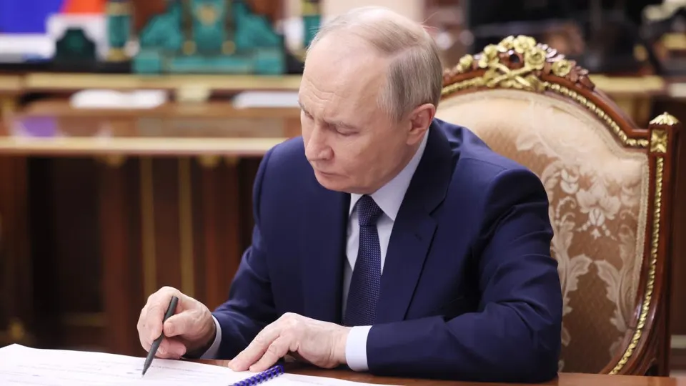 Закон, опубликованный на официальном портале, вступит в силу 1 сентября 2026 года и позволяет арестовывать имущество и средства на счетах граждан, находящихся за пределами России, за ряд административных правонарушений.