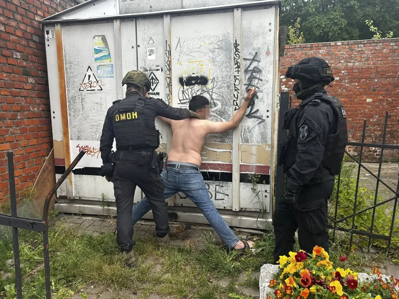 Двое мужчин устроили потасовку в центре города. Полицейские и бойцы Росгвардии задержали участников, сейчас выясняются все обстоятельства происшествия.