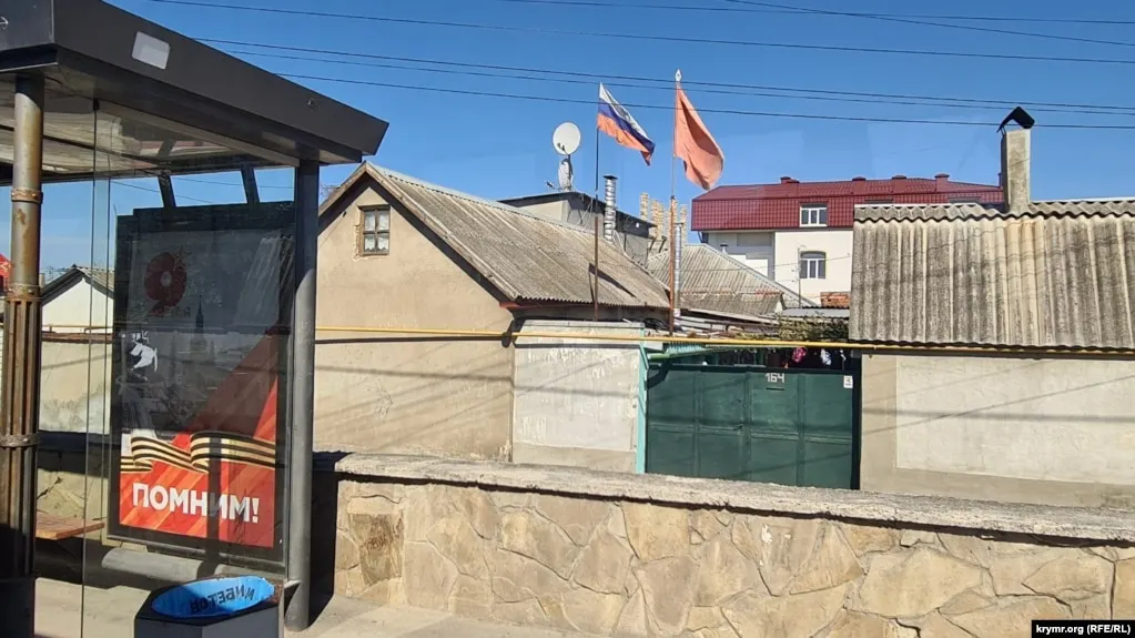 В результате серии ударов и атак беспилотников в Крыму и на юге России сообщают о погибших, раненых и повреждениях зданий; власти заявляют о сотнях сбитых дронов.