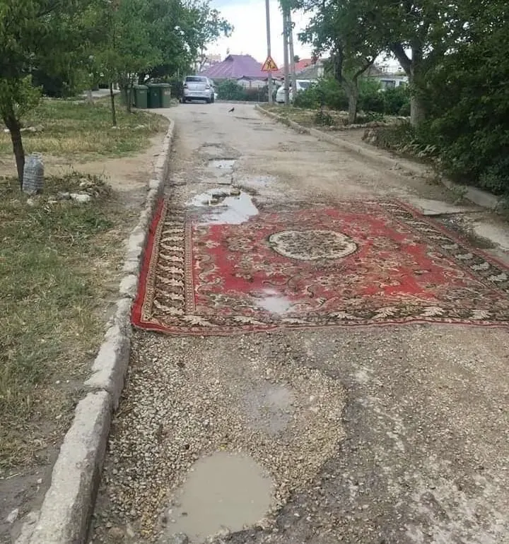 В Госдуму внесён законопроект, дающий жильцам право самостоятельно ремонтировать асфальтовое покрытие во дворах и на местных дорогах; в правительстве инициативу не поддержали, заявив, что такие работы должны выполнять специалисты.
