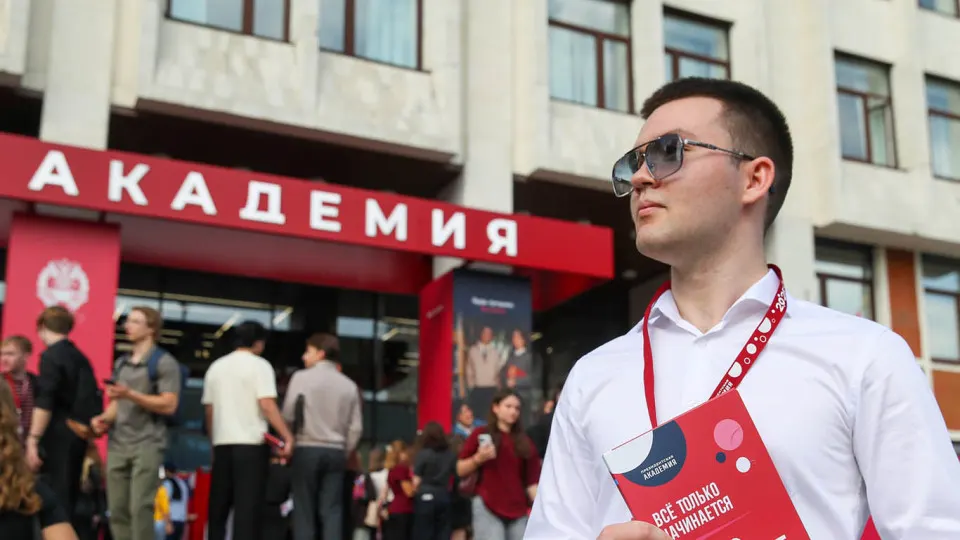 Московскому филиалу академии при президенте и ряду вузов разослали предложения о годичной службе в добровольческом отряде по защите неба от БПЛА: зарплата 200 000 ₽ в месяц, премии за сбитые дроны и соцгарантии для семей. Одновременно идёт общероссийская кампания по набору в войска беспилотных систем.