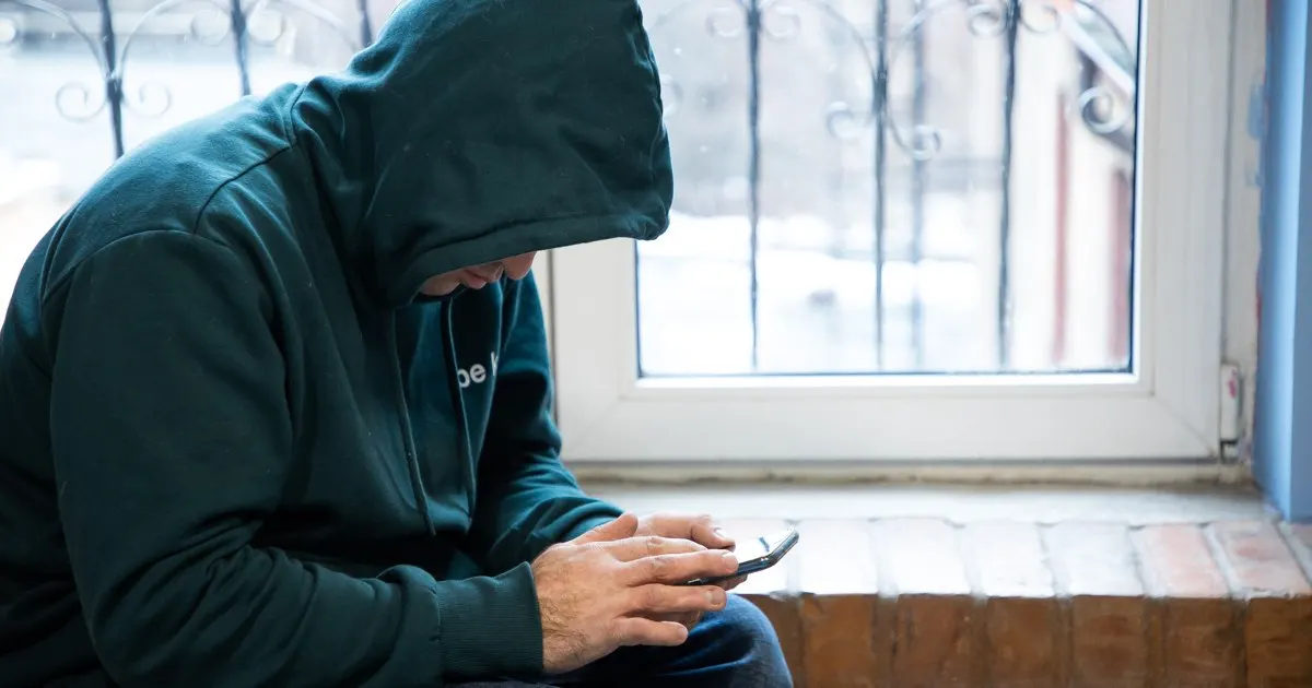 Мужчину через мессенджер убедили вкладывать деньги в «биржевые активы»: часть переводили на подконтрольные счета, часть отдавал курьеру, а в приложении показывали фиктивный рост прибыли. Ущерб — свыше 6 млн рублей, возбуждено уголовное дело.