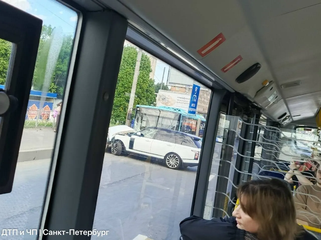 На Володарском мосту столкнулись автобус и легковой автомобиль: у автобуса треснуло лобовое стекло, в салоне были пожилые люди и дети. На набережных образовались пробки, сведения о пострадавших уточняются.