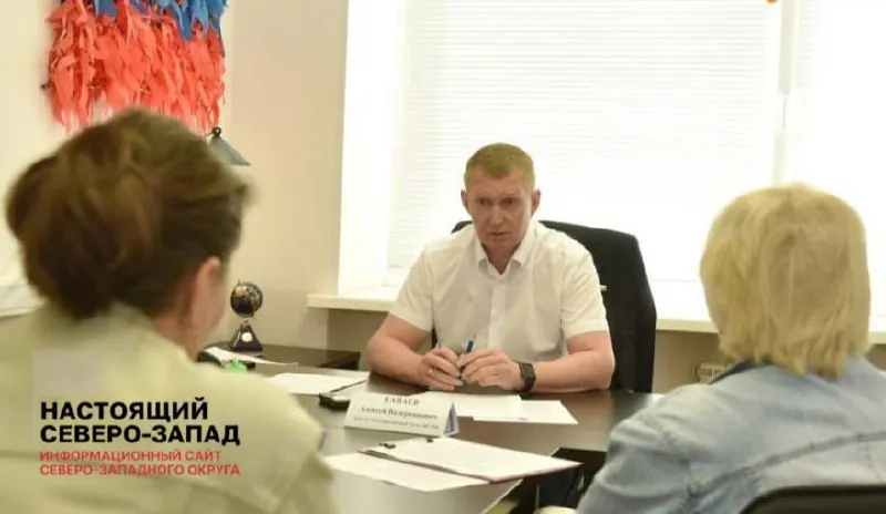 Соседи из дома №144 на проспекте Победы выступают против сноса бывшего детского сада и возведения многоэтажного дома — жители опасаются нагрузки на сети, повреждений домов и утраты благоустроенного двора.