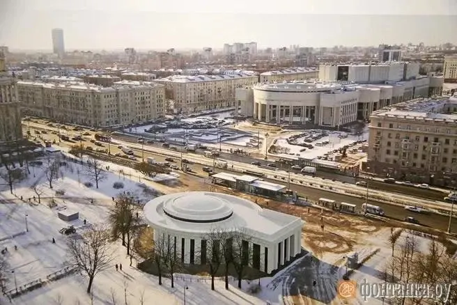 На некоторых плитах станции разместят изображения шевронов войск времен вермахта, которые будут находиться в зоне прохода. Инициатива столкнулась с правовой неопределённостью: запрещена ли подобная символика или допустима ради осуждения нацизма.