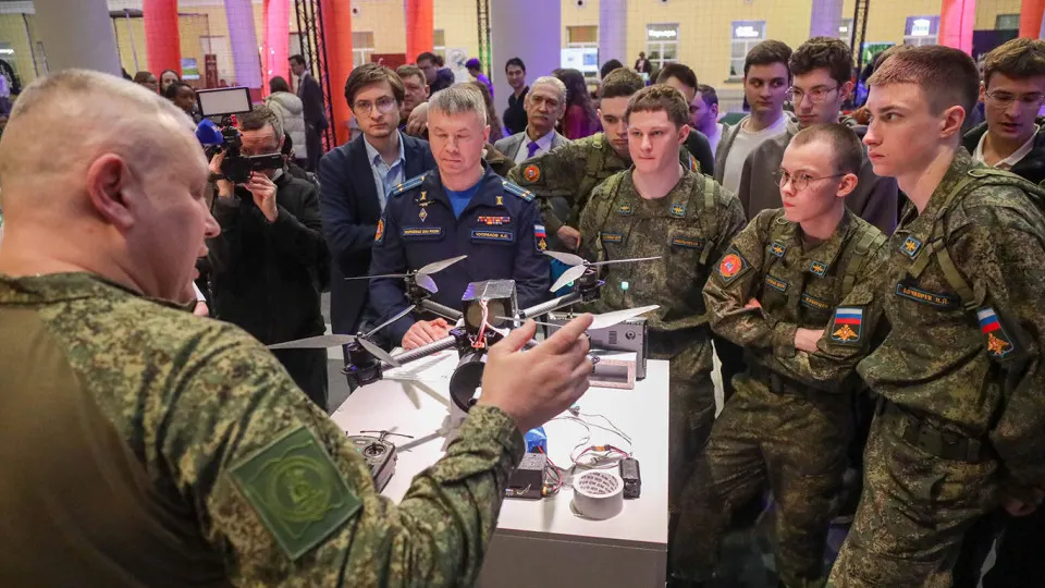Судебные иски от университетов требуют вернуть государственные расходы на обучение студентов военных учебных центров, которые отказались от контракта. Дел зарегистрировано не менее нескольких десятков по всей стране, а параллельно власти вербуют студентов в войска беспилотных систем.