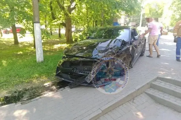 В Приозерске на перекрестке столкнулись Ford Mustang и Nissan. Пострадала пожилая женщина — у неё множественные переломы. Водитель Mustang заявил, что ехал на «зеленый» и был трезв.