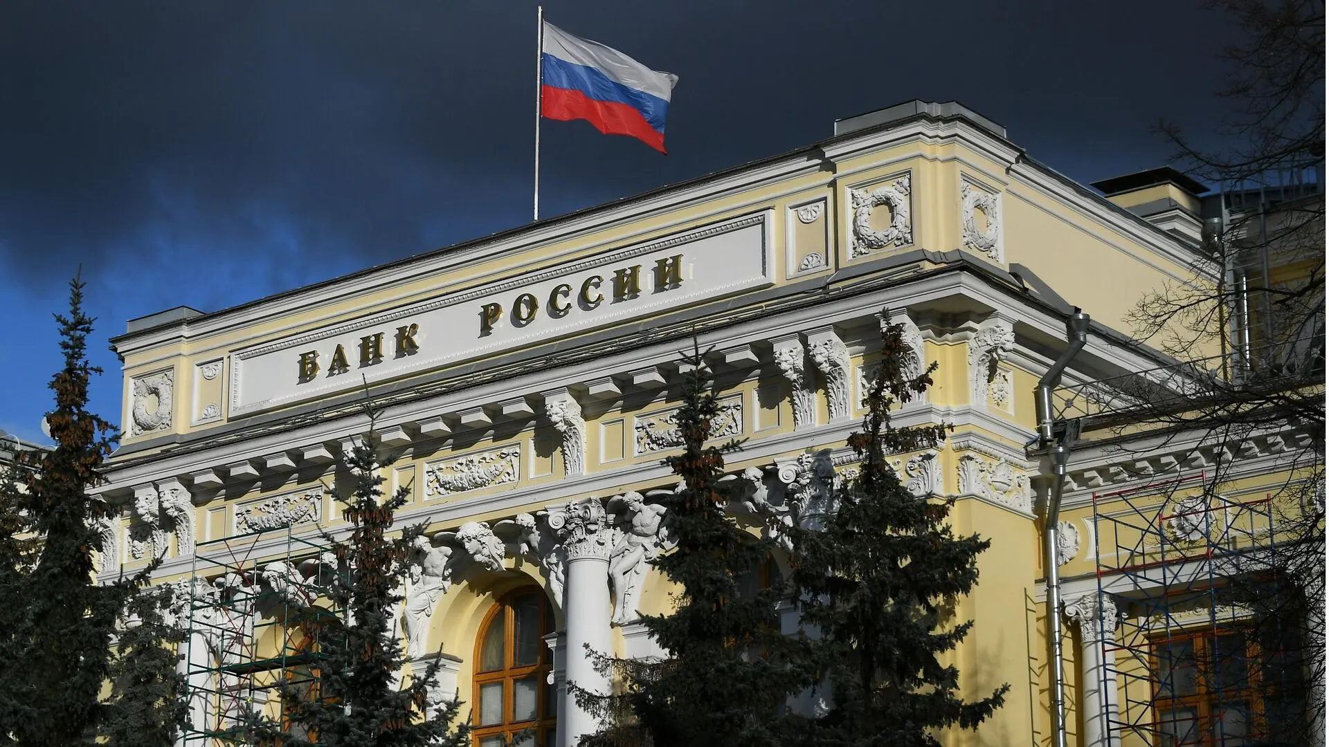 Банк России уменьшил ключевую ставку с 14,5% до 14,25% — снижение составило 25 базисных пунктов. Следующее решение по ставке ожидается 24 июля.