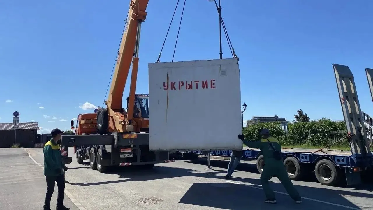 В четырёх точках Кронштадта монтируют бетонные укрытия на случай атак беспилотных летательных аппаратов — на Якорной площади, на Кронштадтском шоссе, у сквера «Инчхон» и на пересечении улиц Литке и Кронштадтского шоссе.