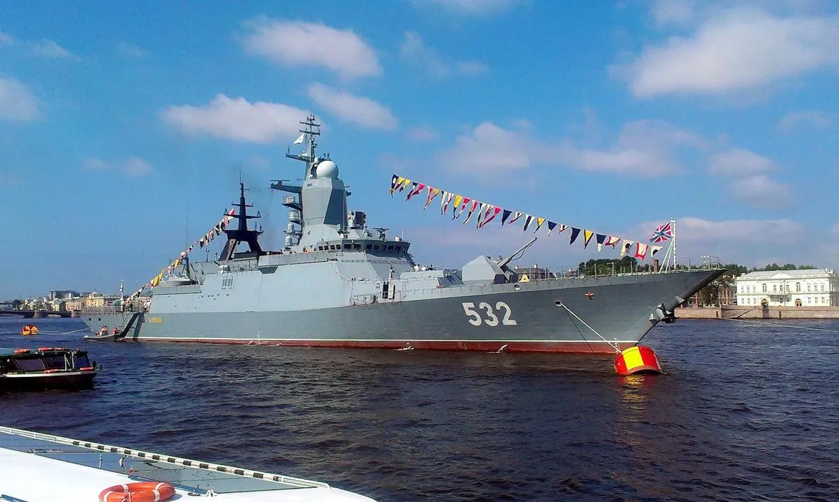Спутниковые кадры фиксируют повреждения корвета, находившегося на ремонте в сухом доке Кронштадта. На борту видны очаги пожара; также поступили сообщения о возгорании на петербургском нефтяном терминале.