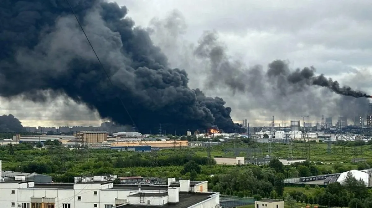 Атаки беспилотников сократили производство топлива и вызвали локальный рост цен, но более серьёзный удар по нефтегазовым поступлениям нанесло падение мировых цен на нефть после разблокировки Ормузского пролива.